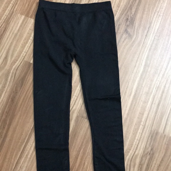 There are 4 Items ,short pants and thermal top for winter - Picture 4 of 7